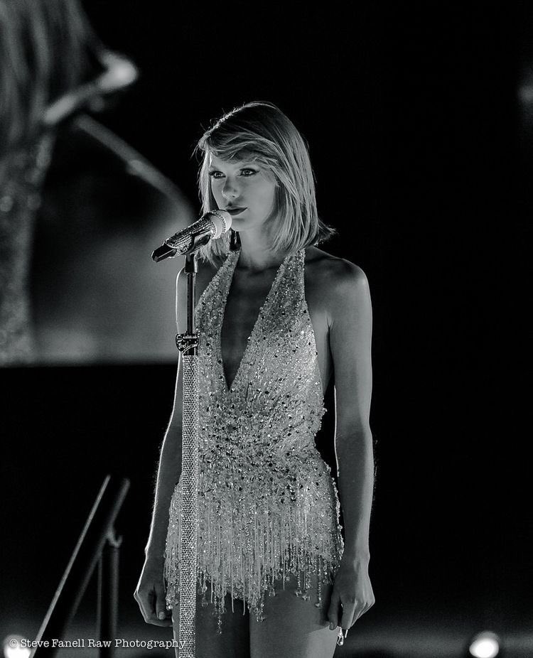 taylor swift in black & whitea thread: