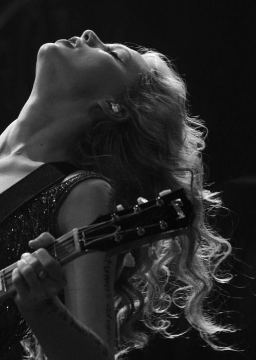 taylor swift in black & whitea thread: