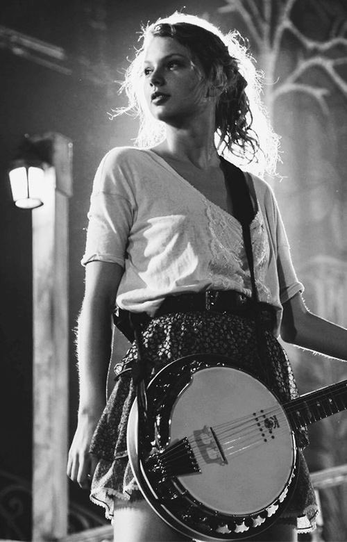 taylor swift in black & whitea thread:
