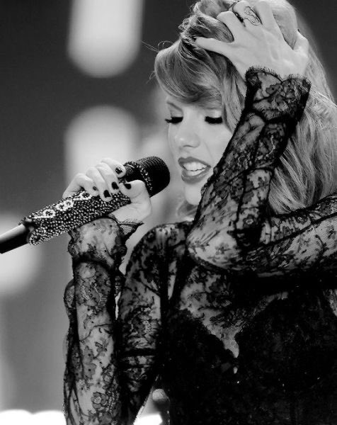 taylor swift in black & whitea thread: