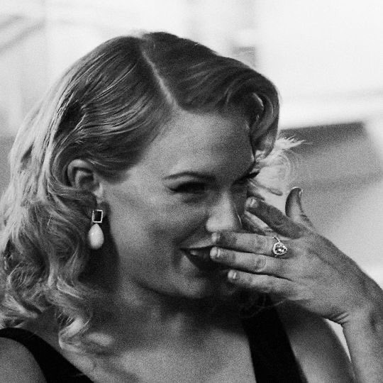 taylor swift in black & whitea thread: