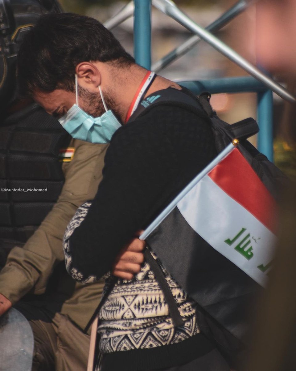 Brothersirq's tweet photo. ثلاث مشاهدٍ من ساحة التحرير اليوم، أثناء الوقفة الإحتجاجية التي نظمها عراقيون مساندون للناصرية، بعدما تعرضت له ساحة الحبوبي من أحداثٍ دموّية ذهب ضحيتها شهداء وجرحى في الجمعة الماضية.

📸 منتظر محمد https://t.co/e44q44b3fc