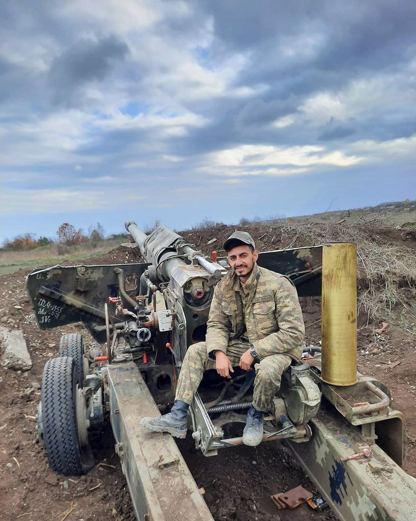 25. Old losses + stuff missed continued, some NKR/Armenian artillery losses via  @Attila12212:Pic 1 first captured 2A36 Giatsint-B 152mm towed gun we have recorded. Note distinctive double axle + recoil cylinders above the barrel.Pic 2 A captured D20 152mm towed gun howitzer.