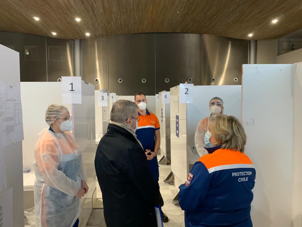 SecCivileFrance's tweet image. ✈️ À l’aéroport de Roissy-CDG, le directeur général a rencontré les équipes des associations agréées de Sécurité civile chargées d’effectuer les tests antigéniques pour les voyageurs en provenance de pays étrangers.
✅Depuis le 11/11, plus de 15 000 personnes ont pu être testées.