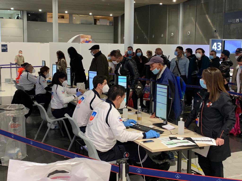 SecCivileFrance's tweet image. ✈️ À l’aéroport de Roissy-CDG, le directeur général a rencontré les équipes des associations agréées de Sécurité civile chargées d’effectuer les tests antigéniques pour les voyageurs en provenance de pays étrangers.
✅Depuis le 11/11, plus de 15 000 personnes ont pu être testées.