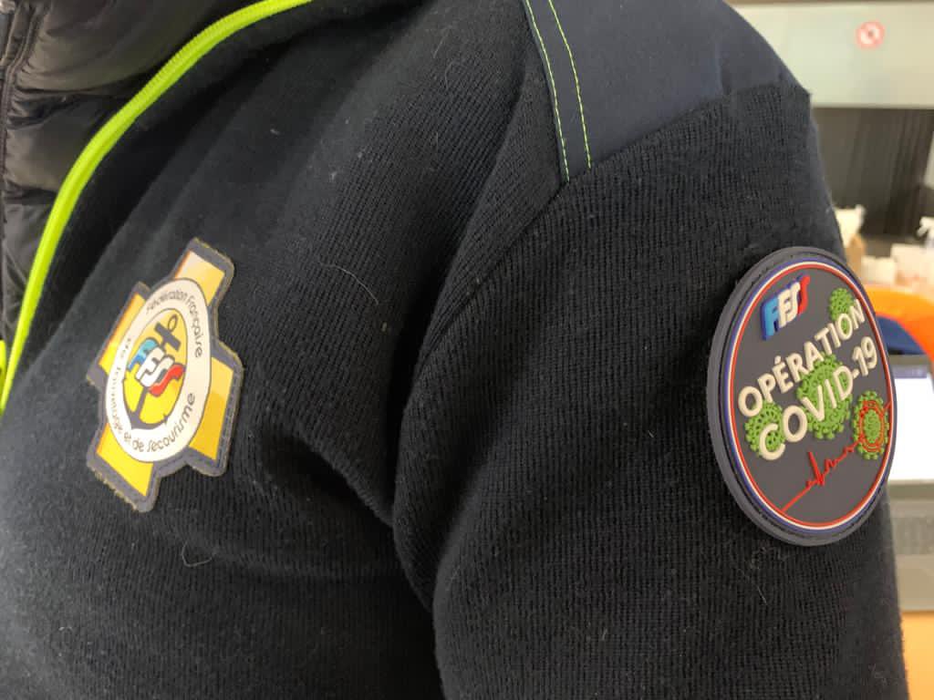 SecCivileFrance's tweet image. ✈️ À l’aéroport de Roissy-CDG, le directeur général a rencontré les équipes des associations agréées de Sécurité civile chargées d’effectuer les tests antigéniques pour les voyageurs en provenance de pays étrangers.
✅Depuis le 11/11, plus de 15 000 personnes ont pu être testées.