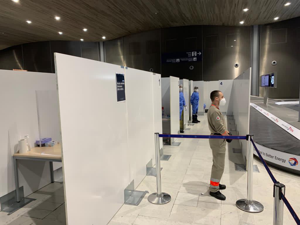 SecCivileFrance's tweet image. ✈️ À l’aéroport de Roissy-CDG, le directeur général a rencontré les équipes des associations agréées de Sécurité civile chargées d’effectuer les tests antigéniques pour les voyageurs en provenance de pays étrangers.
✅Depuis le 11/11, plus de 15 000 personnes ont pu être testées.