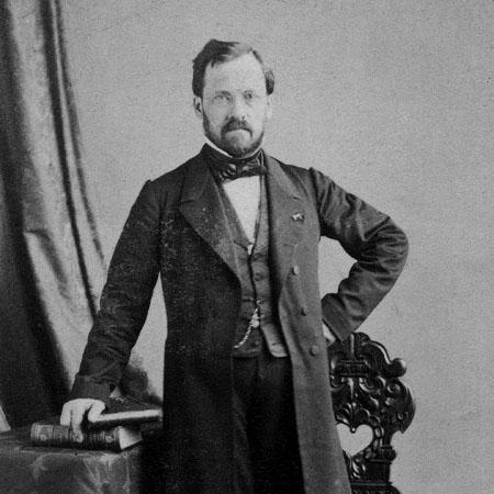 16/ Pasteur, nommé à l’Académie de médecine ainsi qu’à l’Académie vétérinaire, se présente aux élections sénatoriales de 1876 dans le Jura. C’est un échec. Il décide alors de poursuivre ses recherches, en particulier ceux sur la stérilisation.