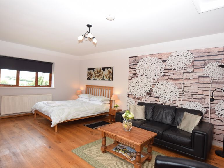 BreaksCorporate's tweet photo. Charming studio flat set in surrounded countryside. Makes a change to being in a city๐
Make this your stop over point for that forthcoming meeting..
https://t.co/F5kKxSIOcG
#corporatebreak #stowmarket #suffolk #businesstrip #keyworkeraccommodation https://t.co/WNij4yrvEC