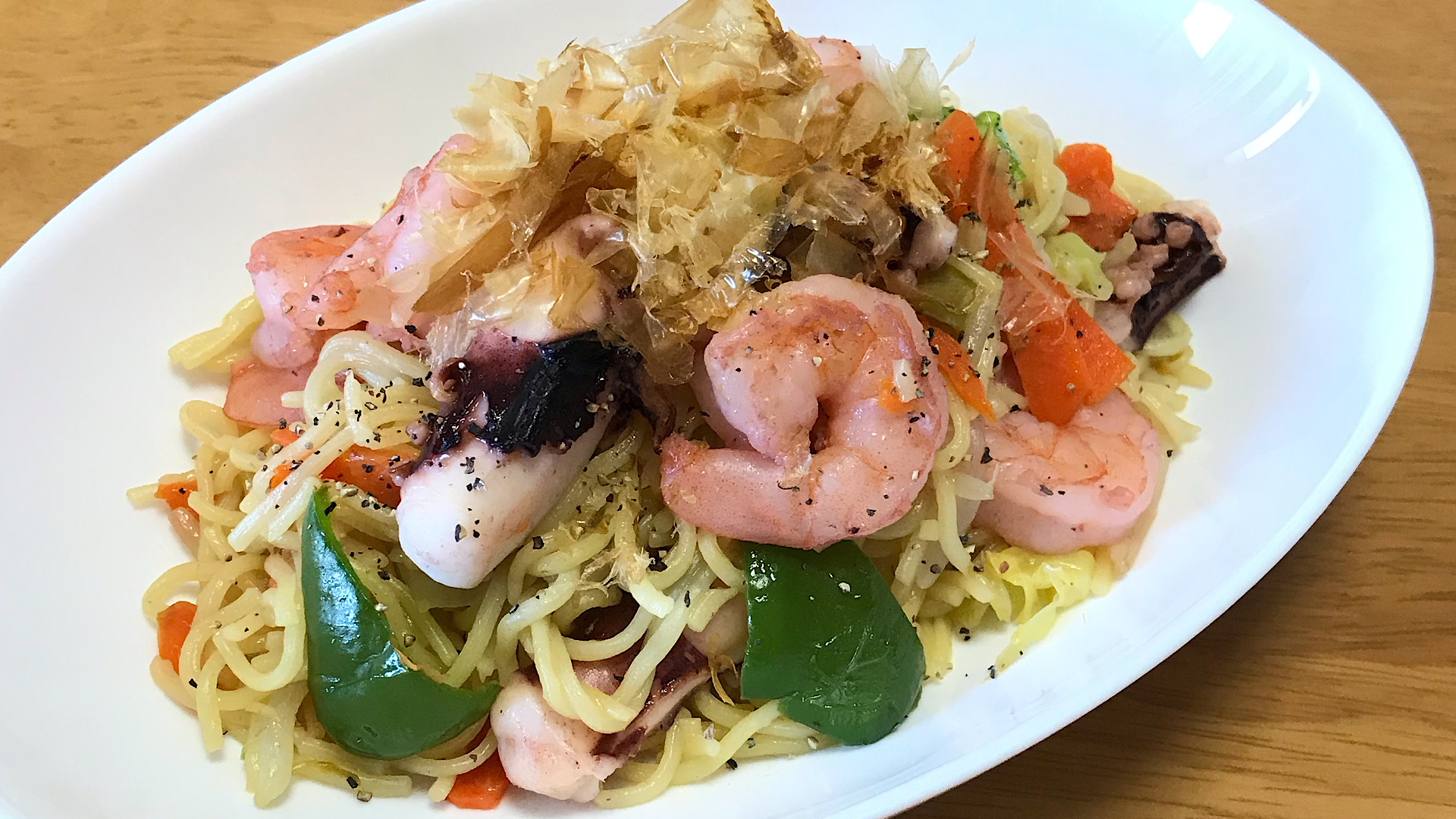 味覇 ウェイパァー 公式 廣記商行 うまい ブルー缶 海鮮味覇 の実力を最大限に活かす 海鮮焼きそば じゃぁ レシピ エビとイカを酒蒸し 野菜 麺を炒めたら海鮮味覇と塩で味付け 麺を投入 仕上げにブラックペッパーと鰹節をパラパラ