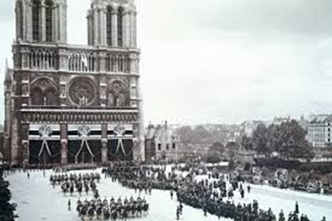 21/ Diminué par de nouvelles attaques cérébrales, Pasteur décède le 28 septembre 1895 en région parisienne. Des funérailles nationales sont organisées. Son corps est déposé à Notre-Dame de Paris avant d’être transféré dans la crypte de l’Institut.