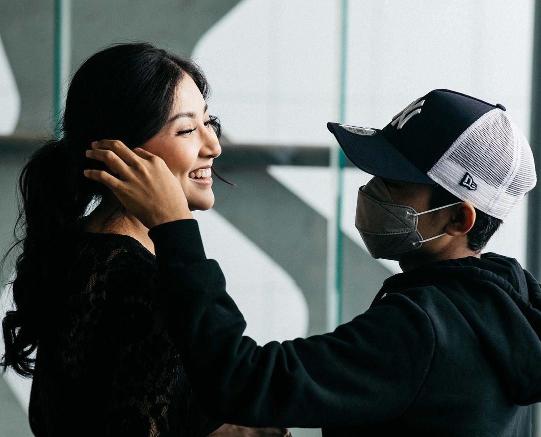 Ra96Ukhty's tweet photo. bunda adalah penyemangat Utama Onyo saat ini terus melangkah dg doa ea nyo bnyk yg syg sm onyo.semoga konser nya Lancar Amin, jangan lupa Nonton JAM 19:00 DI mnctv #KilauKonserBetrandJilid2 #BetrandConcert #betrandpeto #betrandpetoputraonsu #indonesia #4desember https://t.co/bxOhqEAj9J