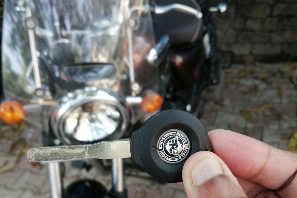 bikeindia's tweet photo. The @royalenfield Meteor 350 has entered our long term fleet and the keys were handed to Jim. Here's the start of a seemingly long story: https://t.co/VFVCgoEn0v

#RoyalEnfield #Meteor350 #RoyalEnfieldMeteor #REMeteor #RE350 #cruiser #cruiserlife #BikeLongTerm https://t.co/EOnJDvVcBJ