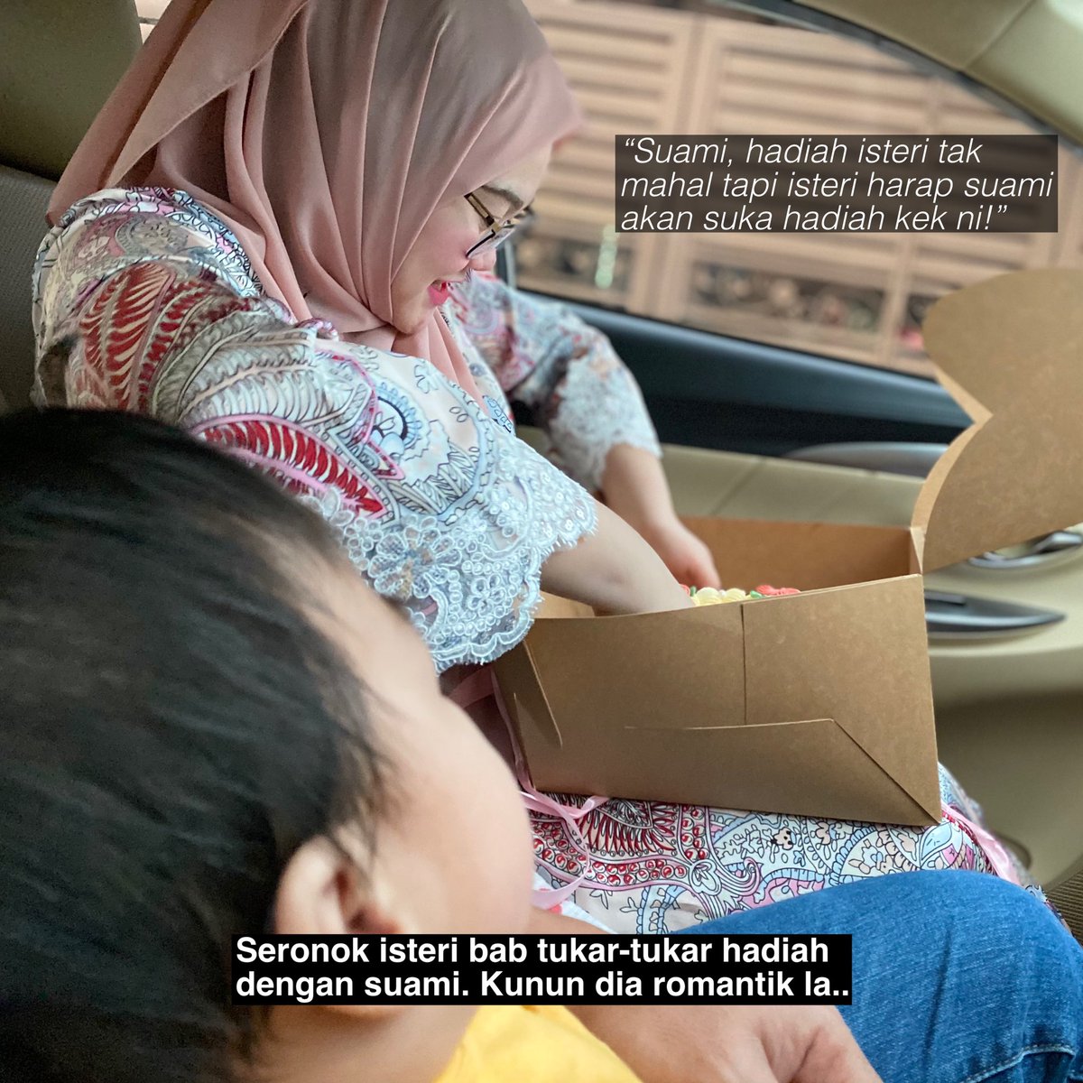 makhlokmacho's tweet photo. Comel je ibunge ni sesi nak tukar hadiah surprise beli kek.. tapi lukisan kek takde muka 🥲 ILYMB❤️ https://t.co/2rS5dALiQ1