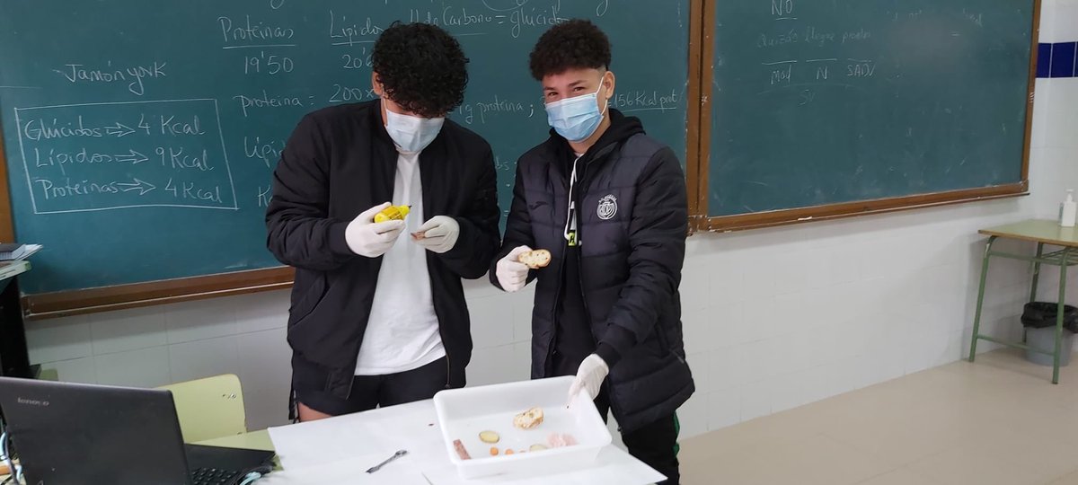 IesMMolina's tweet photo. Los alumnos de #PMAR2 han llevado el laboratorio de Biología a clase para hacer una práctica de detección de almidón en unas muestras de alimentos. #SemanaDeLaCiencia https://t.co/gpD7NpAapq
