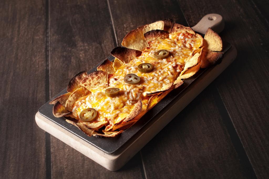 👌 Nachos a la brasa con carne picada, tomate, jalapeños y queso fundido.

👌 "Nachos" a la brasa amb carn picada, tomàquet, "jalapeños" i formatge fos.

#somosseguros #somsegurs