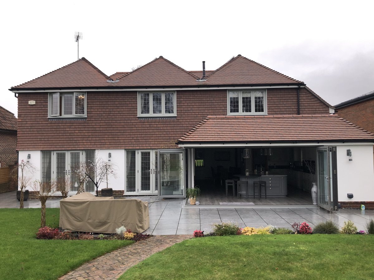 RococoGlass's tweet image. A beautiful example of the floating corner post  system, this kitchen extension with a 6 part Bi-Fold door set, gives the client a bright, modern, contemporary space for both indoor &amp;amp; outdoor use. 
#floatingcornerpost #bifolddoors #originwindows #integralblinds #kitchenextension