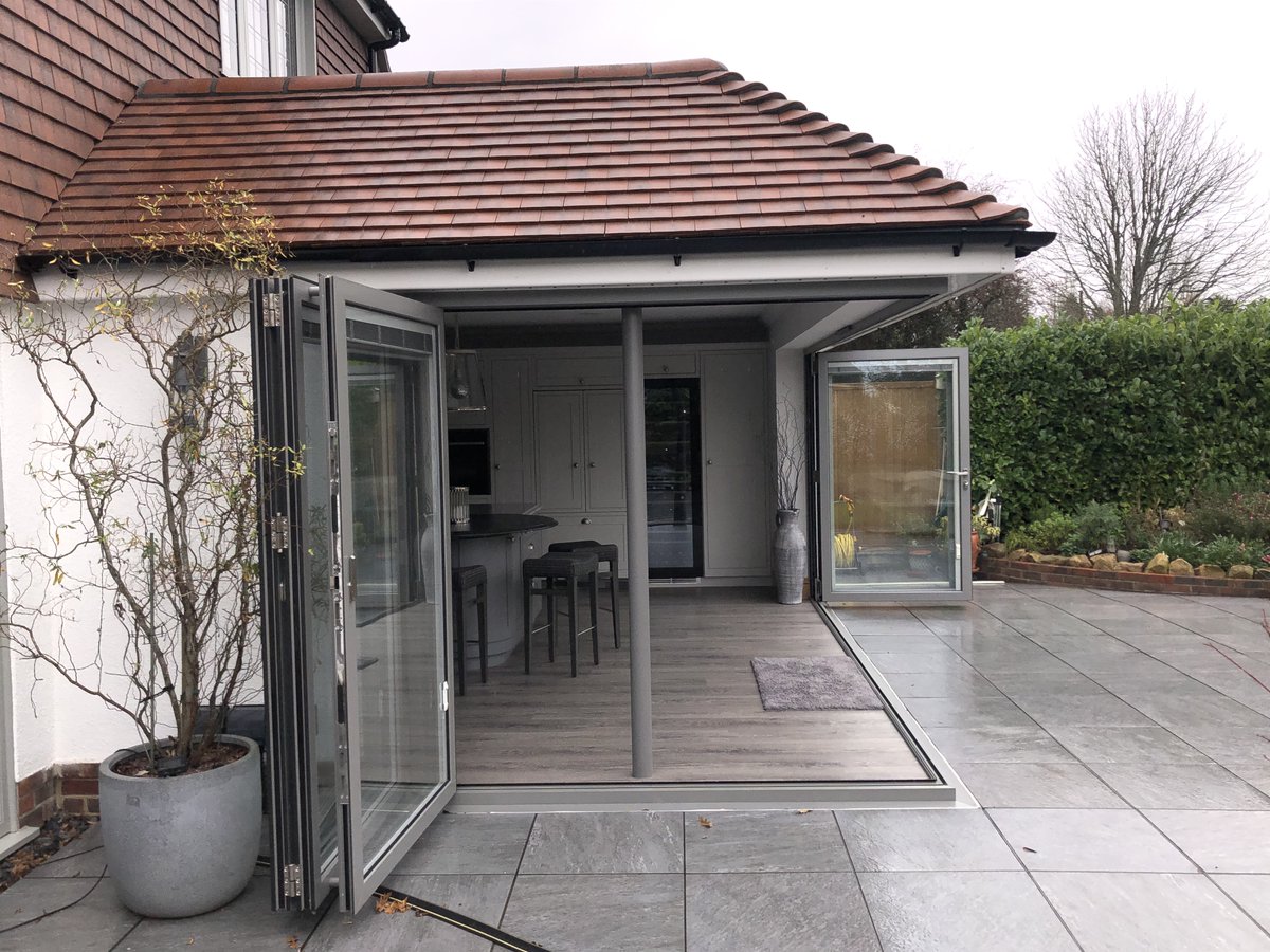 RococoGlass's tweet image. A beautiful example of the floating corner post  system, this kitchen extension with a 6 part Bi-Fold door set, gives the client a bright, modern, contemporary space for both indoor &amp;amp; outdoor use. 
#floatingcornerpost #bifolddoors #originwindows #integralblinds #kitchenextension