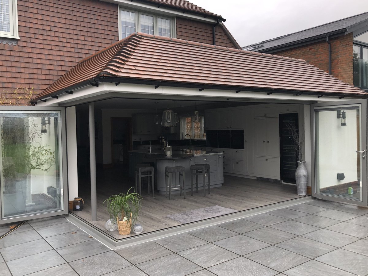RococoGlass's tweet image. A beautiful example of the floating corner post  system, this kitchen extension with a 6 part Bi-Fold door set, gives the client a bright, modern, contemporary space for both indoor &amp;amp; outdoor use. 
#floatingcornerpost #bifolddoors #originwindows #integralblinds #kitchenextension
