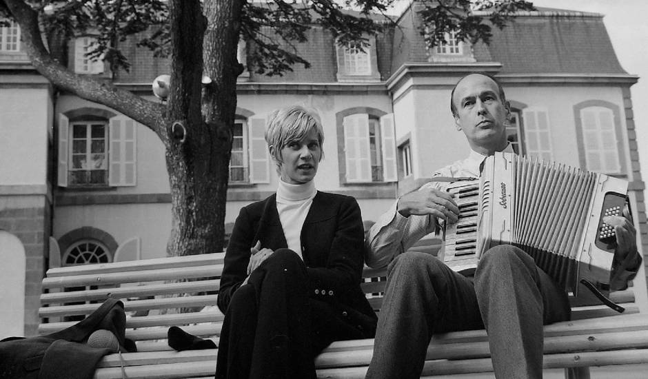 Macron_parodie's tweet photo. On parle beaucoup de Giscard... mais quelqu'un a-t-il des nouvelles de Danielle Gilbert? #Giscard #GiscardDEstaing #VGE #DanielleGilbert https://t.co/U0yunsFN2O