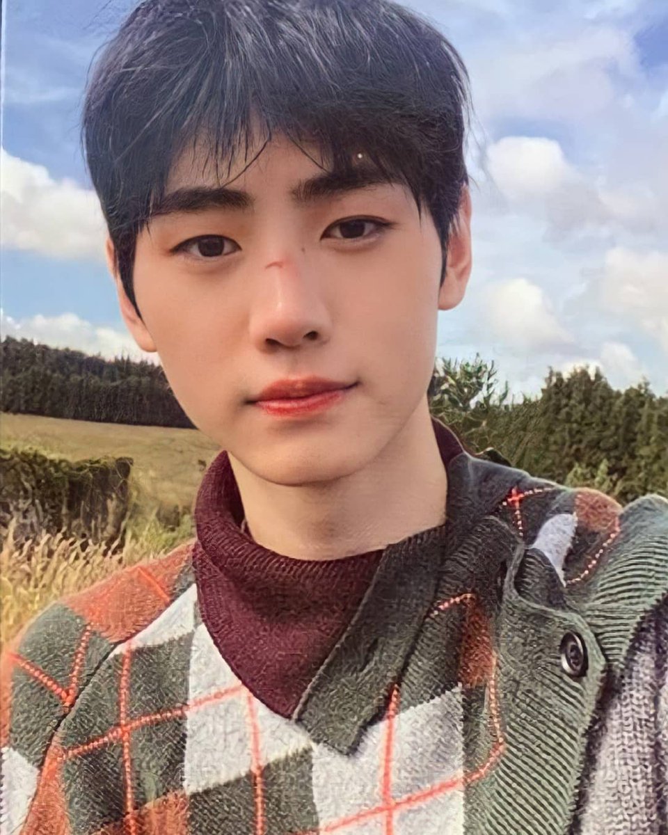 Wiinterlee's tweet photo. Sunghoon Photo card Dawn version 😍

#ENHYPEN_DEBUT #Border_Day_One_Dawn     #SUNGHOON #photo_card 
@ENHYPEN_members https://t.co/vJh92SyXCL
