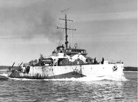 ReadyAyeReady's tweet photo. #Ships of the #RCNavy: HMCS BLAIRMORE (Minesweeper) Commissioned at Port Arthur on November 17, 1942, Blairmore arrived at Halifax on December 24, and after working up was assigned to WLEF. Upon the division of the force into escort gr...  https://t.co/3uB0ybEOPP #Canadian #Navy https://t.co/n0bv4wEuxb