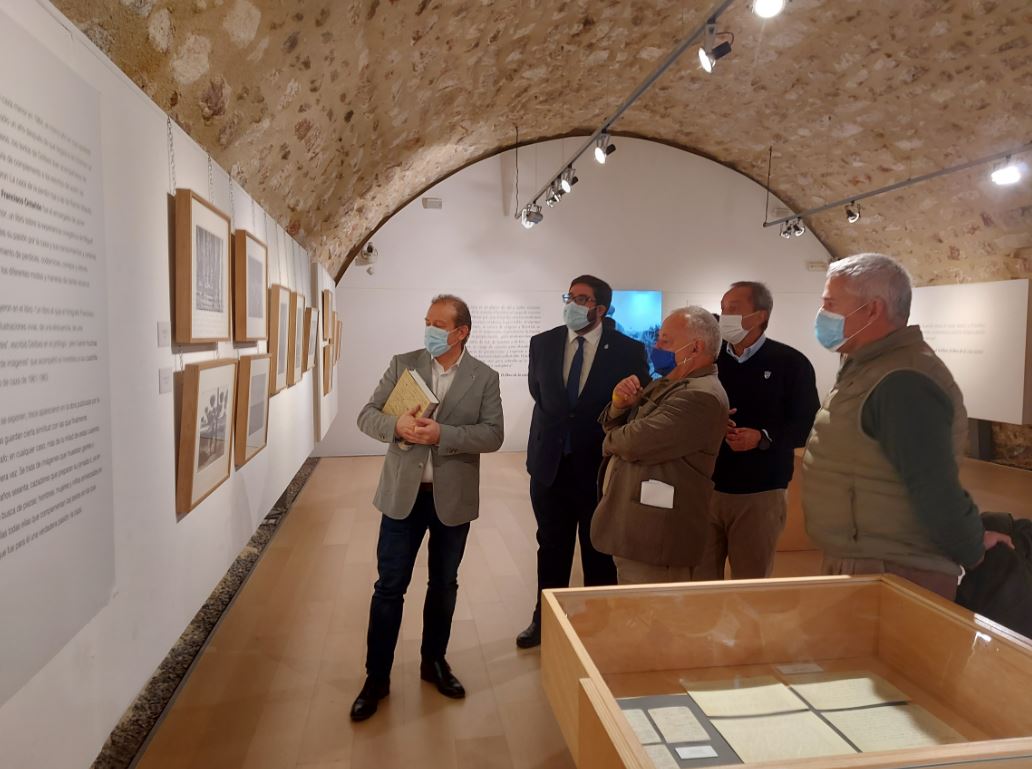 ILCyL's tweet photo. Inauguración de la expo 'Cazando imágenes con Delibes' en El Episcopio de #Ávila con @jesusmanuelsc82 (alcalde @Ayto_Avila), Ángel Sánchez (concejal de Cultura) @fzamacola (Dir. @MiguelFundacion), Germán Delibes (hijo de Miguel Delibes) y Gonzalo Santonja (Dir. @ILCyL) #CyL https://t.co/xpmpWDJZ1l