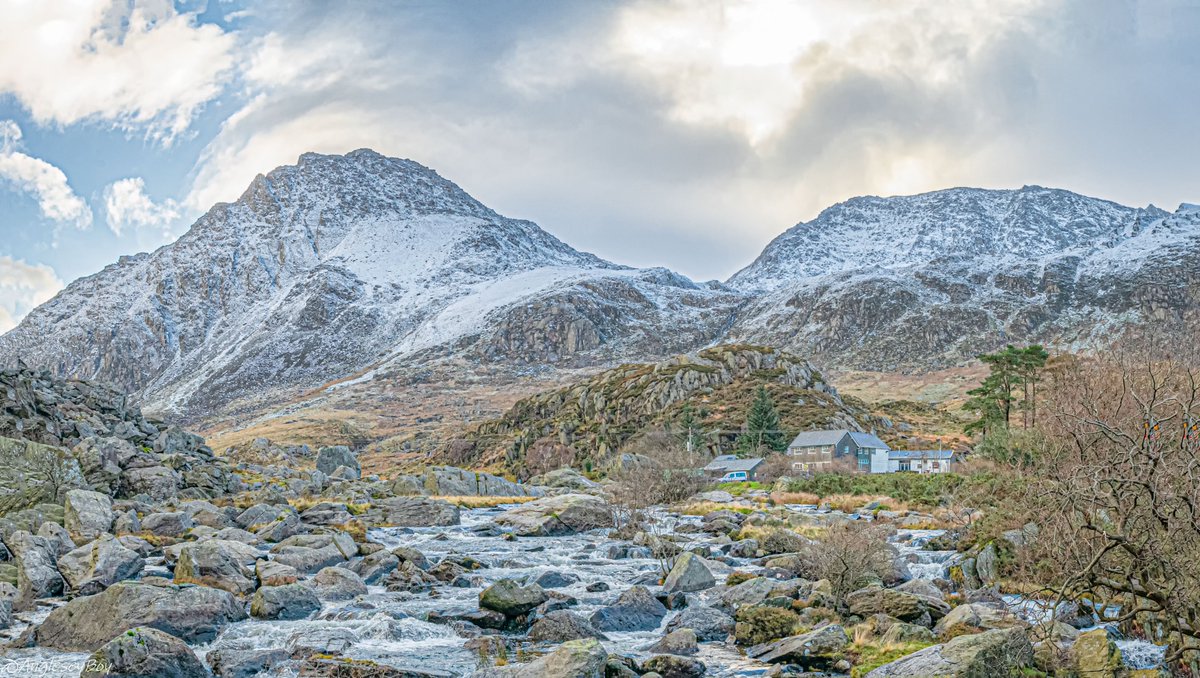 Tryfan with a dusting of snow this morning @snowdoneryri @ItsYourWales @Ruth_ITV @kelseyredmore #snowdonia #eryri #tryfan