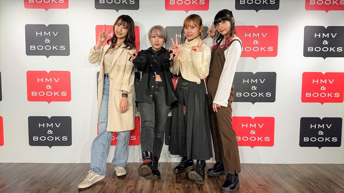 Hmv Books Shibuya Akiarim 本日はhmv Books Shibuyaリニューアル記念 私服イベント にお越し頂きありがとうございました 当店イベント限定ブックカバーにサインを入れて頂きました 抽選で2名様にフォロー Rtでプレゼント 締切は12 11 店舗受取り