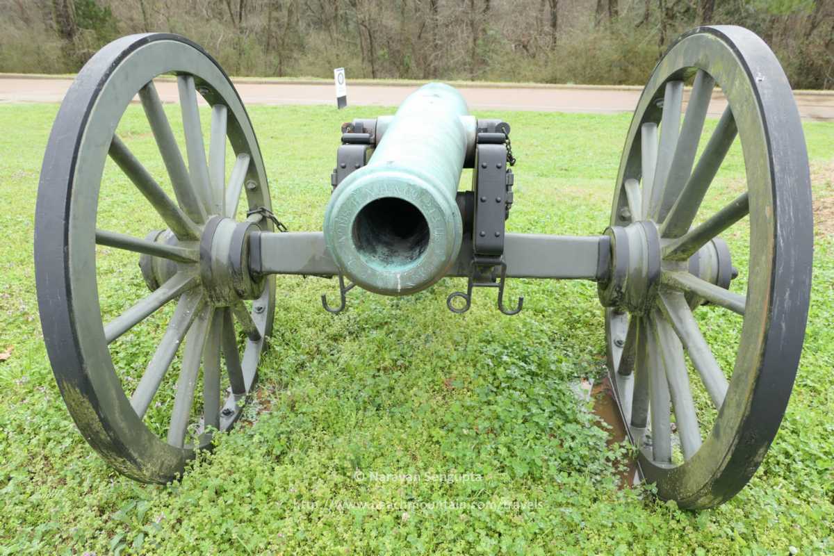 6/  #travel  #history  #USCivilWar -  #Vicksburg, Mississippi – Between the free radio narration, signs, historic plaques, monuments and artillery, you can really understand what's going on. Guides are available for hire.
