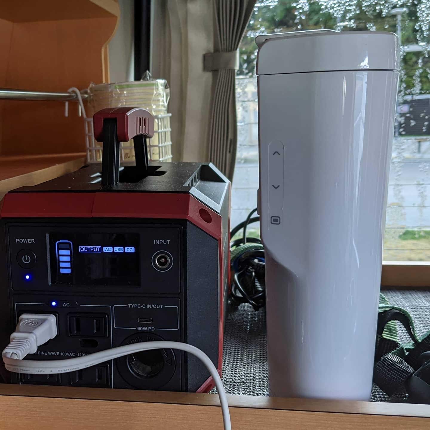 松ちゃん おじぱん先生 車中泊アイテム ポータブル電源で使用可の 弁当箱炊飯器 鍋 ホットプレート カップホルダーに立てれる 車用湯沸かしポット 弁当箱型炊飯器 ちょこっと家電 鍋 ホットプレート 車用ポット ポータブル電源 車中泊 バン