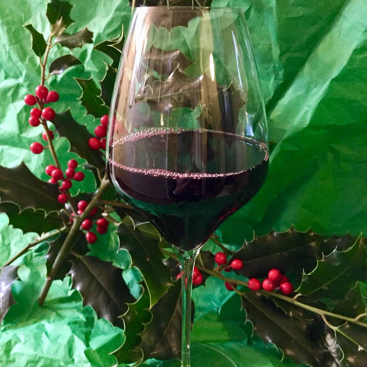 joannasimon's tweet photo. OK, not the most festive of years so far, but things really are picking up 🙌 and it is now December, advent and the run-up to Christmas. So we need red wine. Lots of it. Click for my 30 festive red wine reco's https://t.co/FtLBxXq2GF #festiveseason #wine #Christmas2020 🍷🎁🎄 https://t.co/pEQRHMu1OX