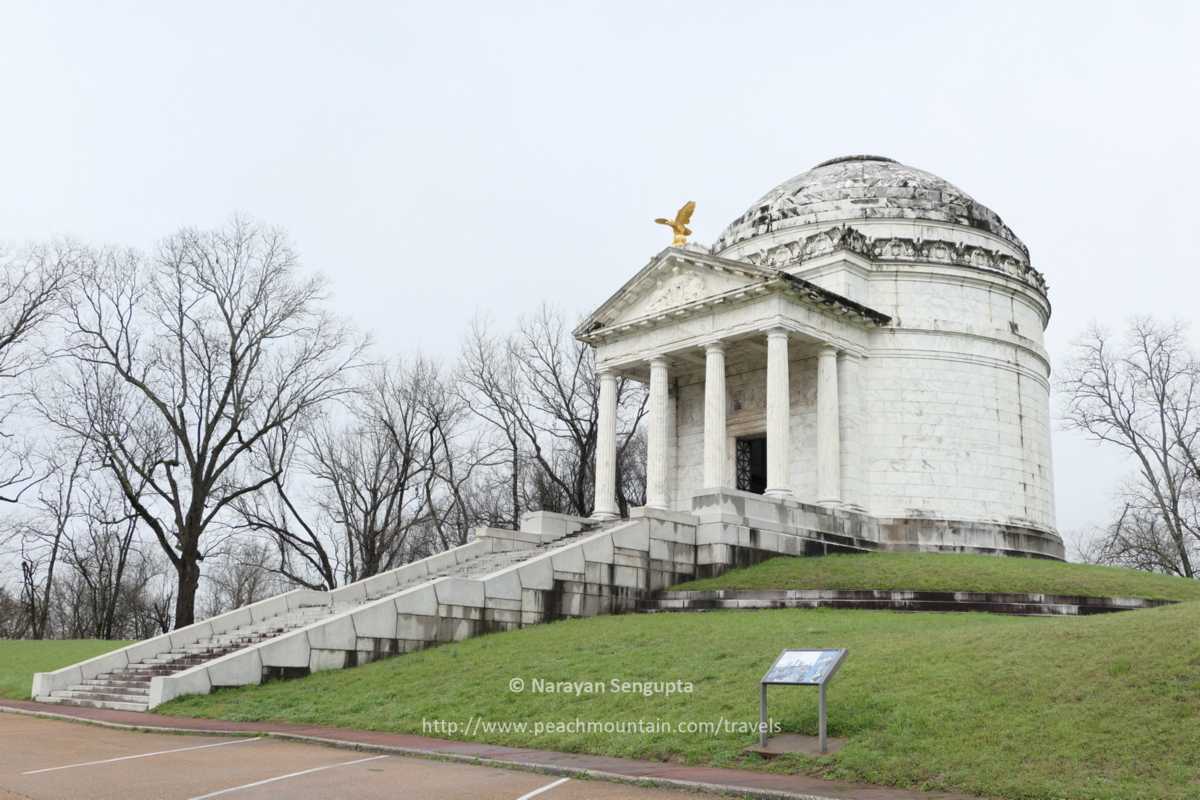 7/  #travel  #architecture  #USCivilWar -  #Vicksburg - The neoclassical  #Illinois State Monument, dedicated 1906, is the largest on the battlefield. It's very moving to go inside and look around. The echoes are great too.