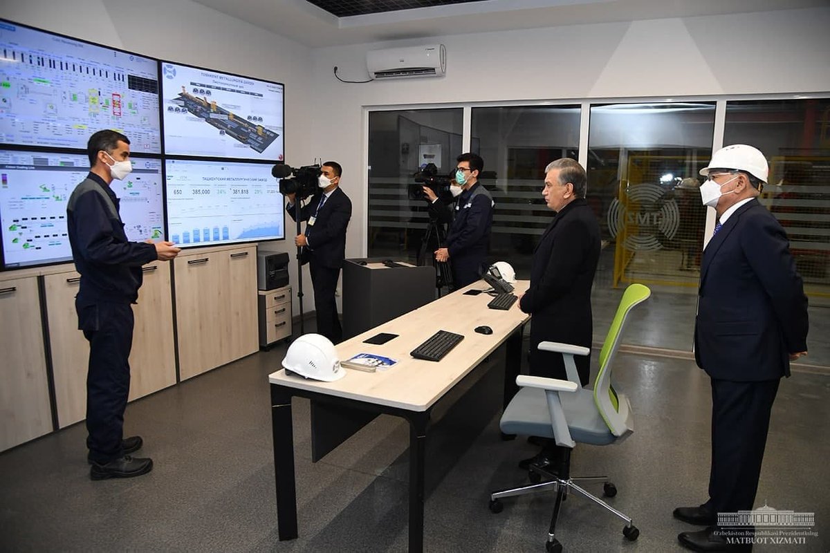 president_uz's tweet image. Shavkat Mirziyoyev reviews the technological process at the Tashkent Metallurgy Plant he just opened. Automated systems introduced, green technologies employed.

#Mirziyoyev #metalworking #newmill #productionprocess