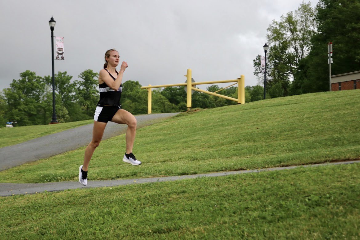 MtnSouthElite's tweet photo. It all started w/ @HannahSegrave 👸🏼
#MtnSouthElite #RunnersOfInstagram #800Meters #2Flat #UTB #JohnsonCity #Tennessee
⛰⛰⛰ https://t.co/pu5edM15PT