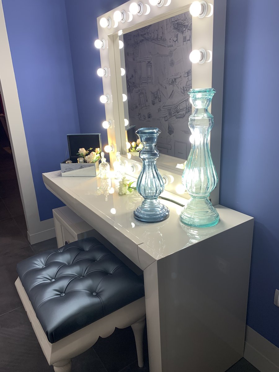 FrancoFurniture's tweet photo. Un imprescindible en casa para las rutinas diarias de belleza 💄
Un tocador funcional, cómodo y con un espejo de ensueño
📥Descarga la colección Bella en el enlace https://t.co/GL0T98ElZ6
.
.
.
#tocadores #makeupartist #francofurniture https://t.co/fdiZUlAxm4