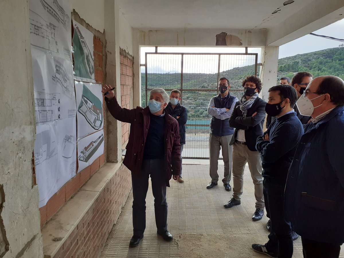 VicentMarza's tweet photo. 🏗️🏫 El #PlaEdificant té un valor afegit a les comarques de Castelló perquè ens està permetent millorar moltes escoles rurals, ajudant a lluitar contra el despoblament.

És el cas per exemple de les Useres, on les obres del nou aulari per fi arranquen la pròxima setmana. https://t.co/Vb8ZyZZ9VL