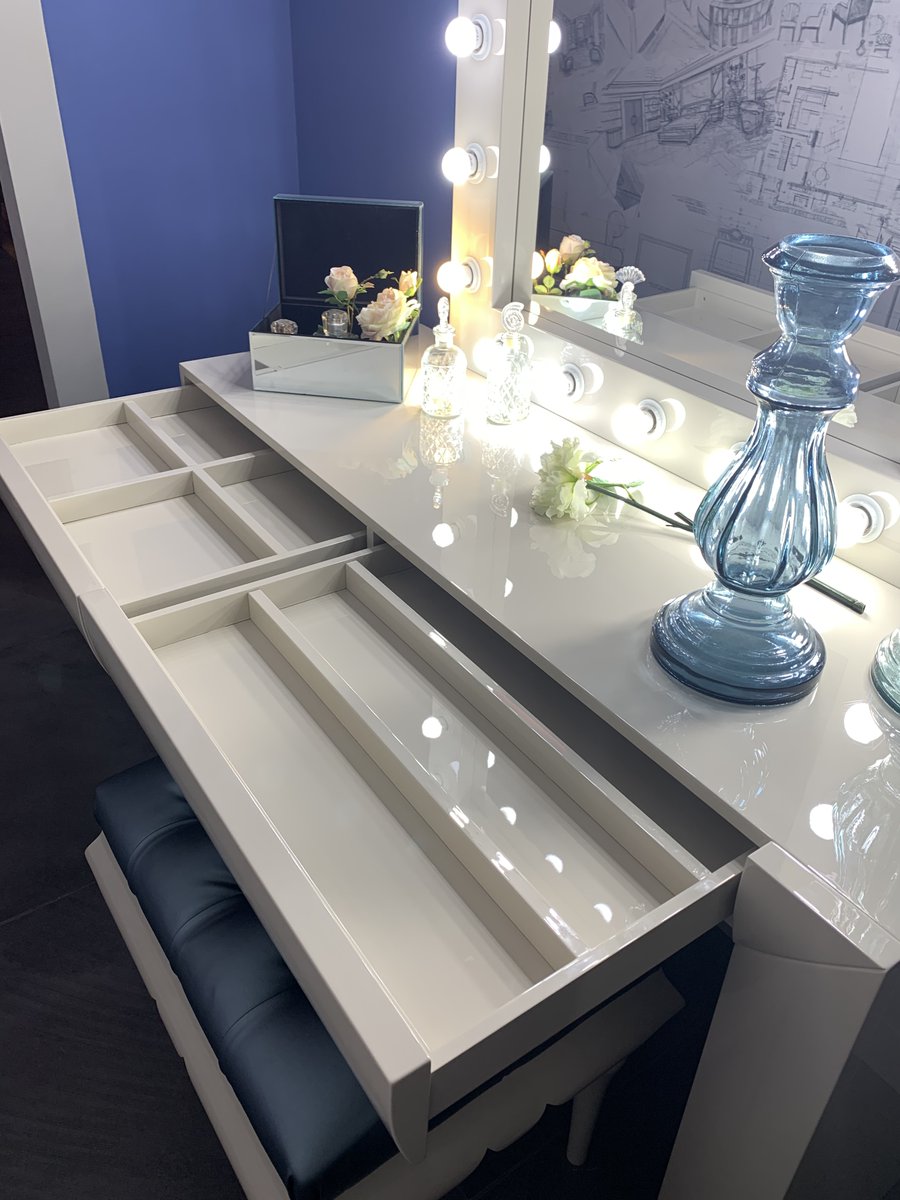 FrancoFurniture's tweet photo. Un imprescindible en casa para las rutinas diarias de belleza 💄
Un tocador funcional, cómodo y con un espejo de ensueño
📥Descarga la colección Bella en el enlace https://t.co/GL0T98ElZ6
.
.
.
#tocadores #makeupartist #francofurniture https://t.co/fdiZUlAxm4