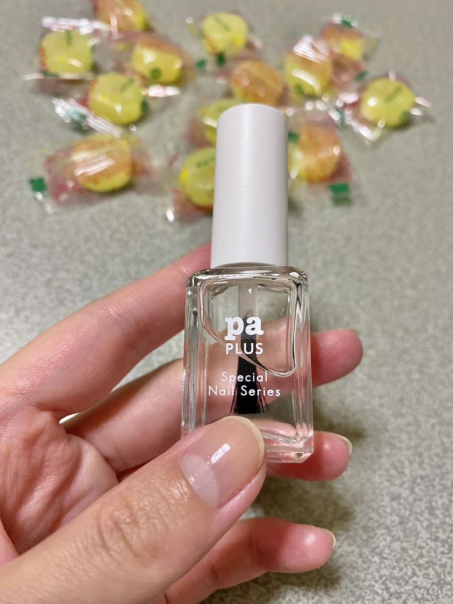 くるみ王子 ダイソーのピールオフベースコートを使ってたが最近売ってなくて ロフトにあったhomeiのと イオンにあったpaのピールオフベースコートを買ってきた とりあえず左右で分けて2度塗りしてみた Paはちゅるんとしてる 浮き輪の匂い Homeiはやや
