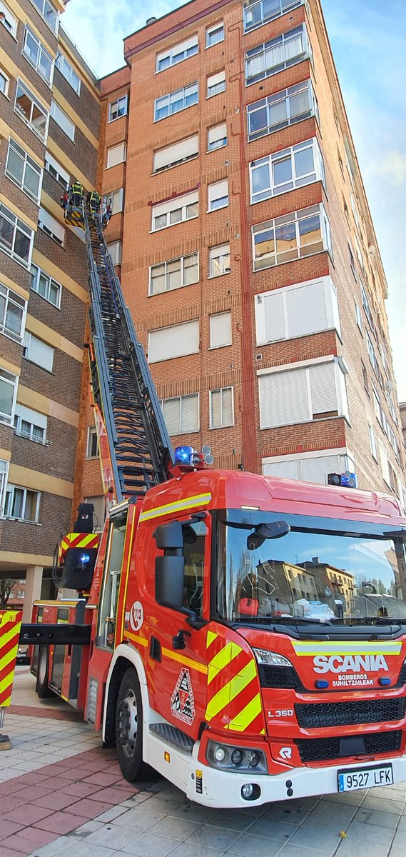 Bomberos Euskadi en Twitter: "Revisión de fachada en avenida de los huetos #gasteiz #bomberos https://t.co/AP951IRAv5" / Twitter