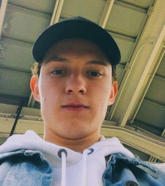 your camera roll if tom holland was your boyfriend: a thread