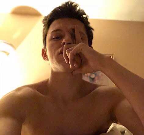 your camera roll if tom holland was your boyfriend: a thread