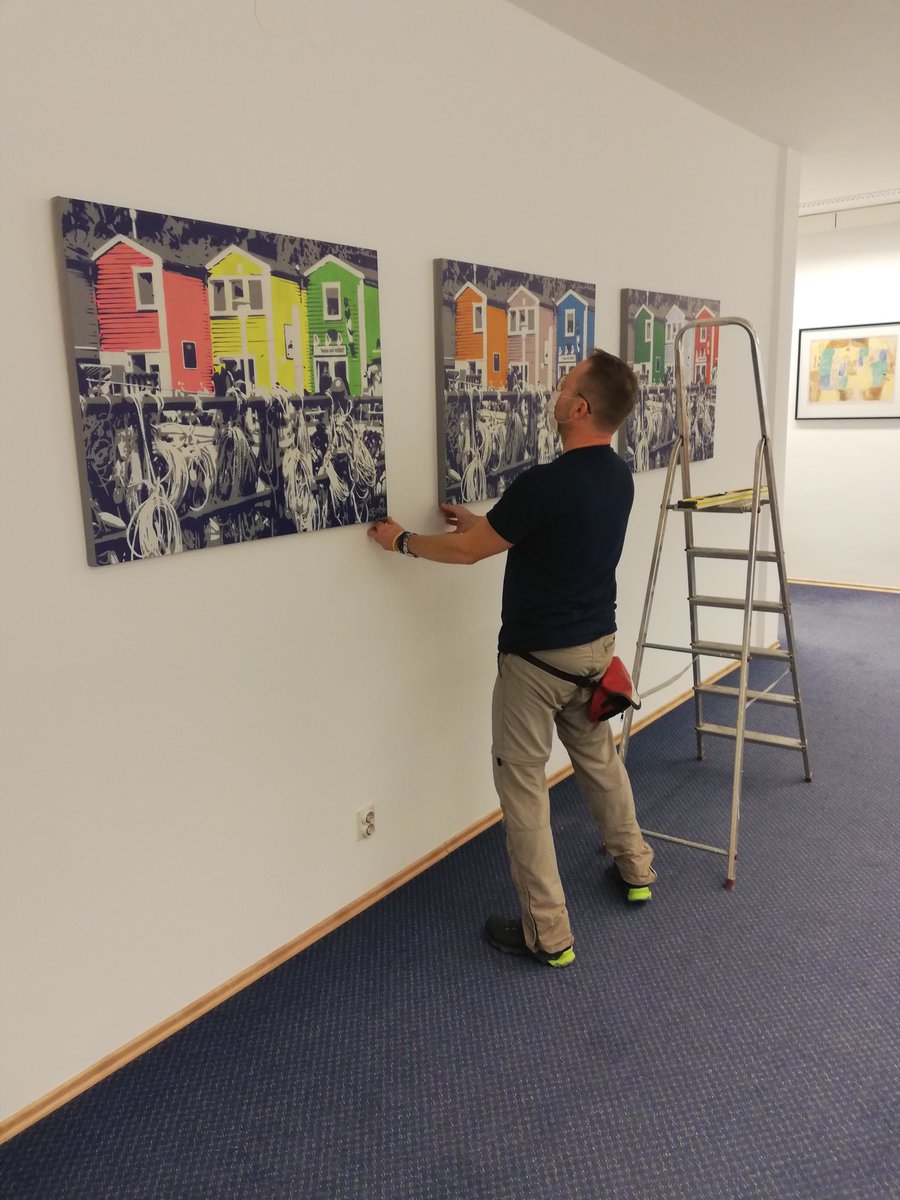 njemacko_vlp's tweet photo. Hrvatski streetart umjetnik Krešo Golubić darovao veleposlanstvu najnoviji #Helgoland triptih u povodu 30 godina njemačkog jedinstva. Veleposlanik Klinke: „Počašćeni smo i zahvalni na modernom, urbanom doprinosu povezanosti Nijemaca i Hrvata.“
 #30JahreDeutscheEinheit https://t.co/kJiY9MxrYT