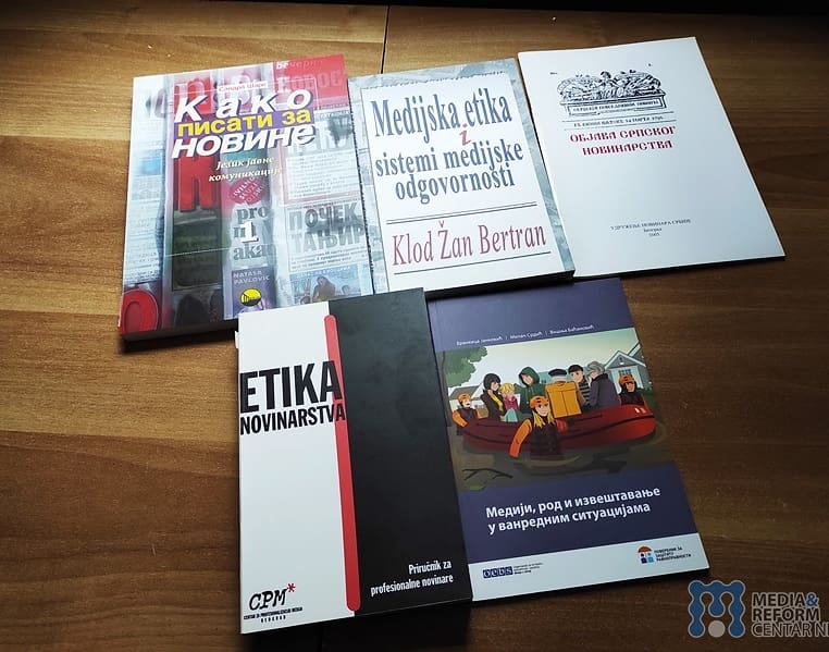 Danas smo Departmanu za komunikologiju i novinarstvo poklonili knjige i publikacije iz naše male medijske biblioteke. Nadamo se da će ova literatura studentima, ali i asistentima i profesorima, biti od koristi. 👇📰📚

<a href="/filfakni/">Филозофски факултет</a>