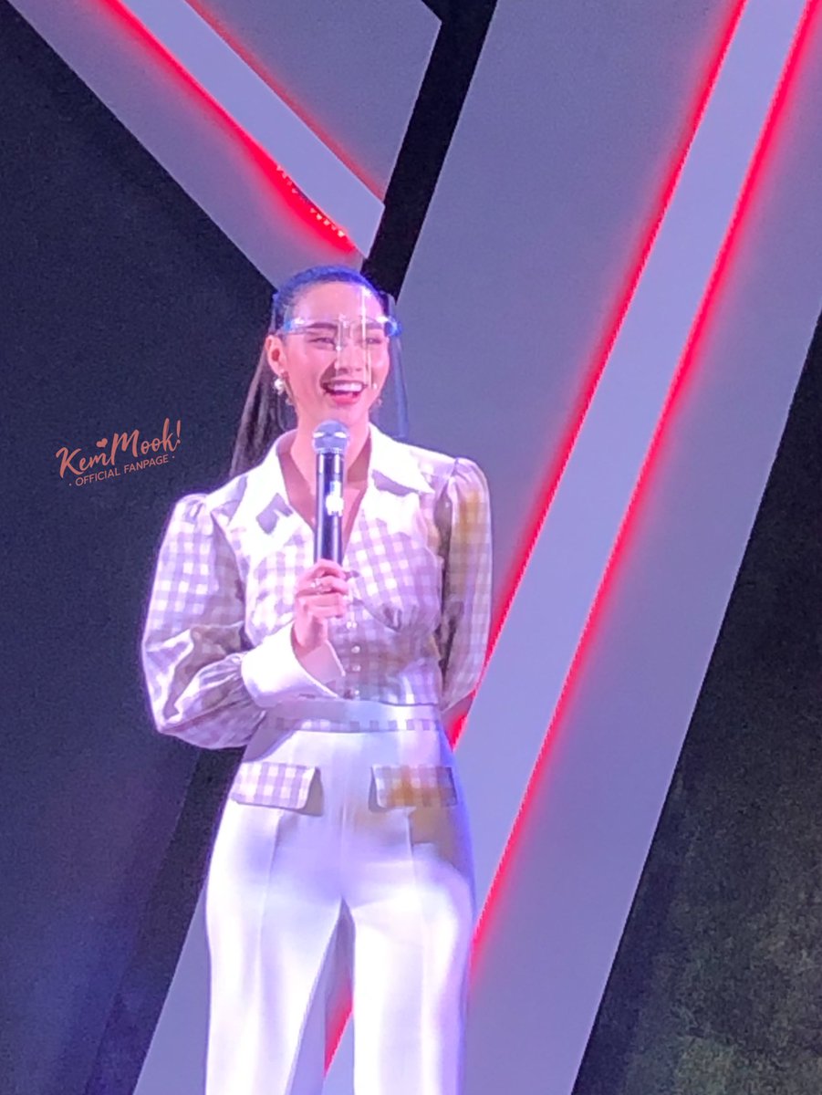 KemmookOfficial's tweet photo. ตะมุกที่แปลว่าตั๊ลล๊าคค 🥰🐣

ขอบคุณภาพจากทัพหน้าพี่ namsorsai ค่า 🙏🏼💕 #TOYOTAFestivalXMookda https://t.co/fvF3qVKM8q