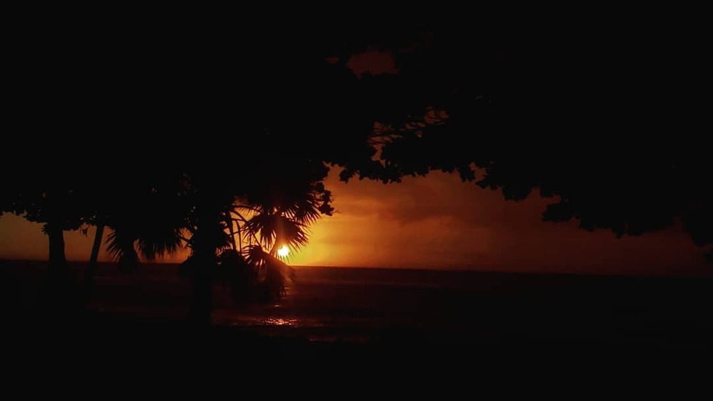 "Las cosas brillantes siempre salen de repente" 🎬🎥🧡 #magia #chasingsunrises #sunriseporn #myisland #dpgirls #ladyops #cameragirl #cameraop instagr.am/p/CIYEJJLr65-/