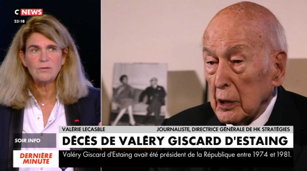 Valérie Lecasble : “Giscard nomme Raymond Barre parce qu’à l’époque Raymond Barre a le titre de ‘meilleur économiste de France’”. “Oui, c’est vrai”, approuve Julien Pasquet. Un titre attribué par VGE lui-même — c’est pratique.