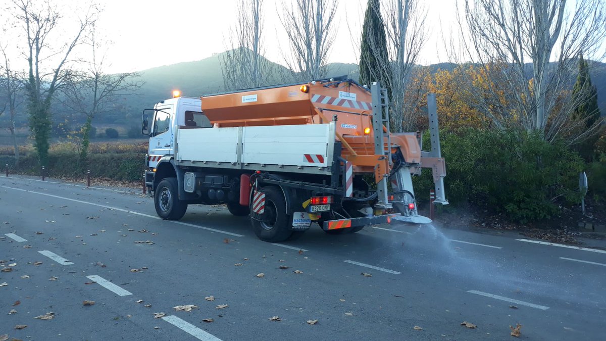 Dipta_cat's tweet photo. Els equips de #carreteresDipta han iniciat aquests dies l'estesa de sal a la xarxa viària per limitar l'aparició de plaques de gel ❄️per baixada de temperatures. 2 equips 🚛🚚 recorren les carreteres del #BaixCamp, l'#AltCamp i la #ConcadeBarberà. #Cuidemelqueensuneix
@adamtomas https://t.co/TBnu6PPPud