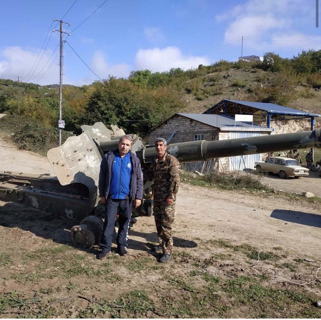 26. Apparent new captures of D20 152mm howitzers via  @panzerQQ. Note we have so many D20 with grainy pics duplication is possible.1) Same D20 as in tweet 25, behind it a 2nd with lost right tyre2) different D20 also with lost right tyre3+4) 2x D20 - lost tyres + shield damage.