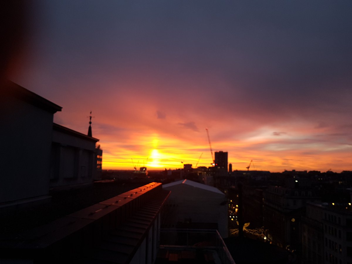 WaterstonesPicc's tweet image. London excelling itself with the sunset over Piccadilly this afternoon. 
#londonsunset